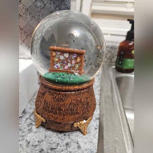 Taylor Swift The Eras Tour Acoustic Piano Snow Globe - Picture 5 of 8